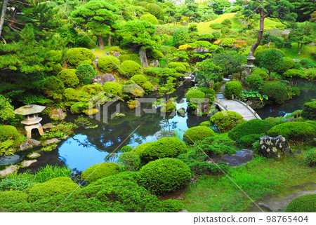 日本庭院池塘、橋樑和石燈籠在夏天 98765404