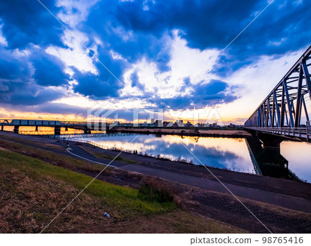 從千葉市江戶川河床看到的冬天日落和雲 從千葉市江戶川河床看到的冬天日落和雲 98765416