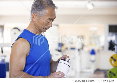 中年男子在健身房訓練後喝蛋白質 98765586
