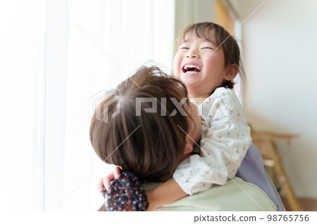 媽媽和一個女孩一起玩 媽媽和一個女孩一起玩 98765756