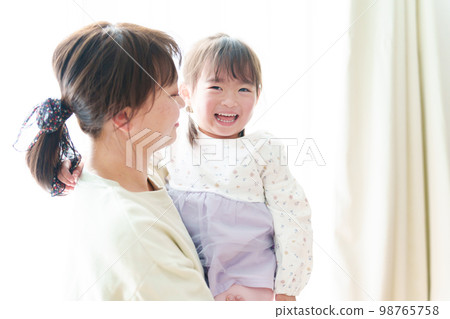 媽媽和一個女孩一起玩 媽媽和一個女孩一起玩 98765758