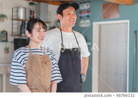 喜歡在車庫、倉庫、車庫、儲藏室（情侶、情侶）戶外露營的男女 98766132