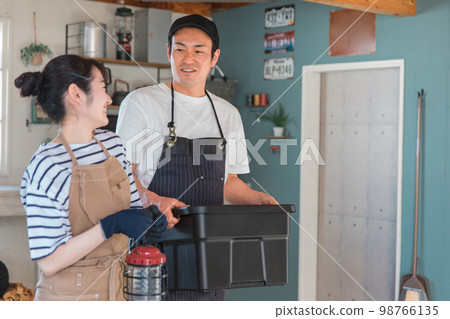 Outdoor-loving men and women (couples/couples) preparing for camping in garages, warehouses, garages, and storerooms 98766135