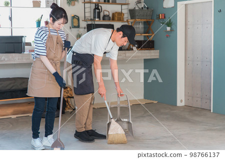 Men and women who clean a stylish garage / storeroom (Asian) Men and women who clean a stylish garage / storeroom (Asian) 98766137