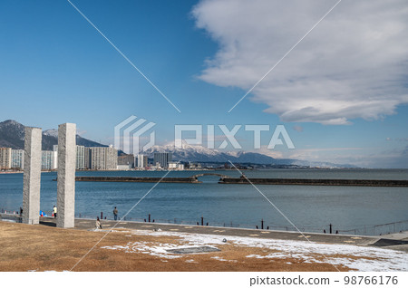 Lake Biwa Otsu Port Winter Scene 98766176