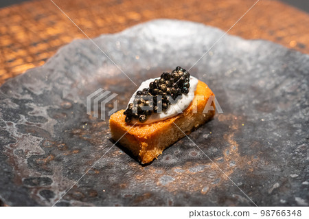 Luxury caviar toast with truffle cream sauce 98766348