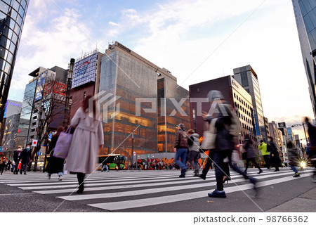 穿越數寄屋橋十字路口的人們 98766362