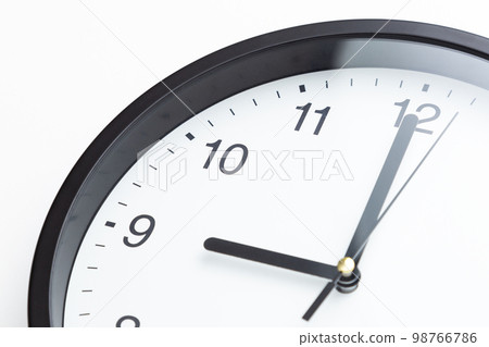 掛鐘白色背景 98766786