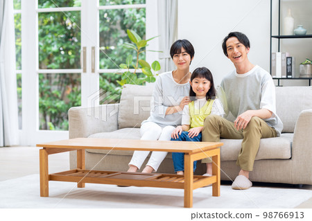 家庭、父母和孩子、孩子、家庭、生活方式、客廳 家庭、父母和孩子、孩子、家庭、生活方式、客廳 98766913