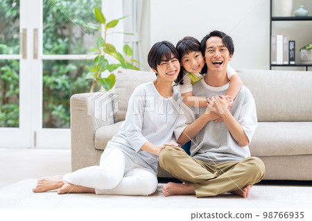 家庭、父母和孩子、孩子、家庭、生活方式、客廳 家庭、父母和孩子、孩子、家庭、生活方式、客廳 98766935