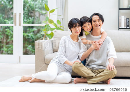 家庭、父母和孩子、孩子、家庭、生活方式、客廳 家庭、父母和孩子、孩子、家庭、生活方式、客廳 98766936