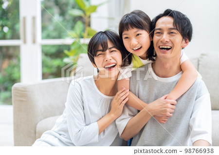家庭、父母和孩子、孩子、家庭、生活方式、客廳 家庭、父母和孩子、孩子、家庭、生活方式、客廳 98766938