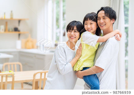 家庭、父母和孩子、孩子、家庭、生活方式、客廳 98766939