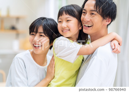 家庭、父母和孩子、孩子、家庭、生活方式、客廳 家庭、父母和孩子、孩子、家庭、生活方式、客廳 98766940