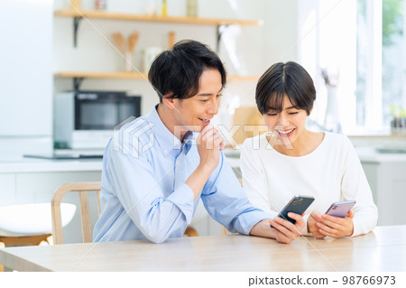 Couples, couples, families, smartphones, lifestyles, living rooms 98766973