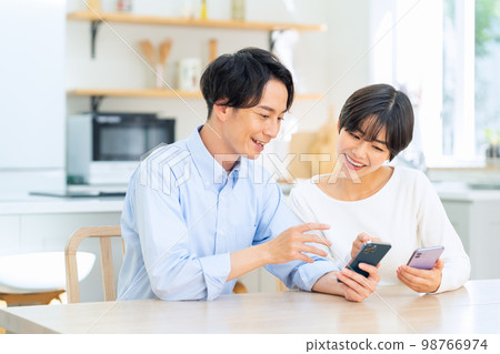 Couples, couples, families, smartphones, lifestyles, living rooms Couples, couples, families, smartphones, lifestyles, living rooms 98766974