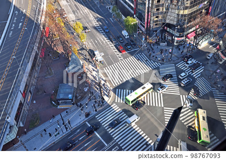 午後陽光下的數寄屋橋爭奪十字路口 98767093