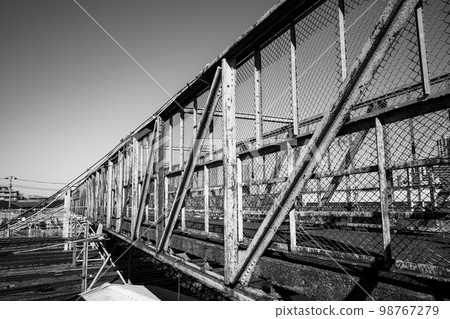 東京郊區 老化的立交橋和晴朗的天空 三鷹 2023.01 a-5 單色 98767279