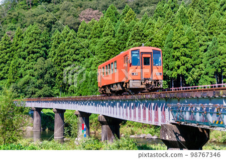 Etsumi North Line Train crossing the Asuwa River (Ichinami - Owa Shimizu) 98767346