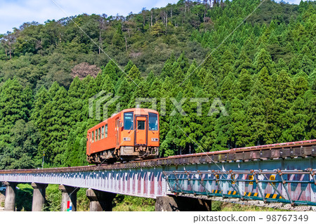 Etsumi North Line Train crossing the Asuwa River (Ichinami - Owa Shimizu) 98767349