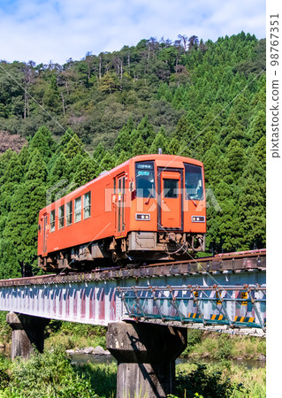 Etsumi North Line Train crossing the Asuwa River (Ichinami - Owa Shimizu) 98767351
