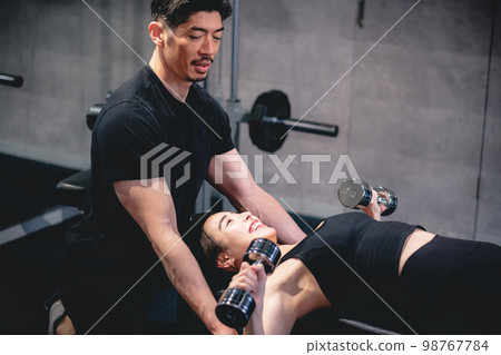 在健身房接受個人訓練的女人 在健身房接受個人訓練的女人 98767784