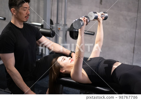 在健身房接受個人訓練的女人 98767786