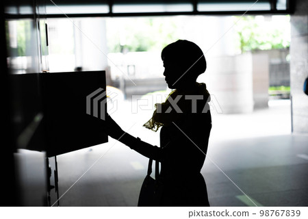 woman open a locke 98767839