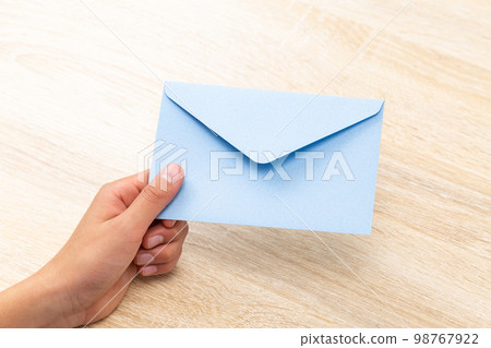 hand to receive letter 98767922