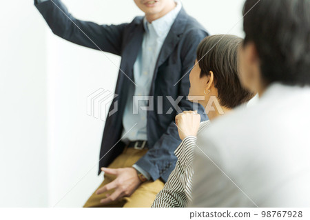 和聊天聊天的商人 和聊天聊天的商人 98767928