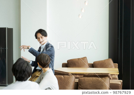 和聊天聊天的商人 和聊天聊天的商人 98767929