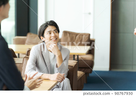 和聊天聊天的商人 和聊天聊天的商人 98767930