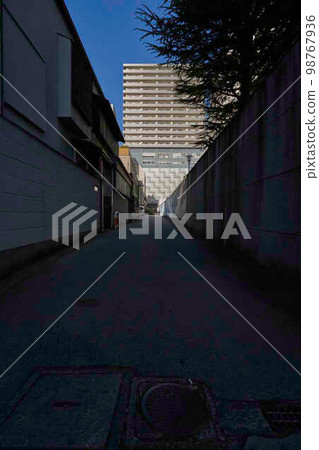 街對面的公寓 街對面的公寓 98767936