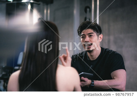 私人教練和在健身房做諮詢的女人 98767957