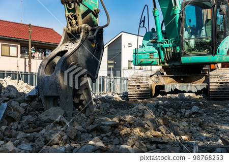 Demolition construction site of housing complex Heavy backhoe 98768253