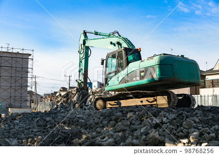 住宅小區重型挖掘機拆除施工現場 98768256