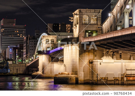 晚上燈火通明的勝哄橋 98768434