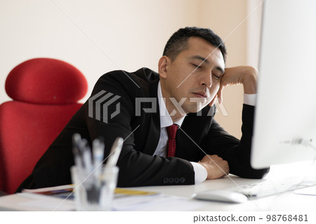 昏昏欲睡/疲倦的商人在辦公室 昏昏欲睡/疲倦的商人在辦公室 98768481