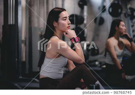 休息的婦女在健身房 98768745
