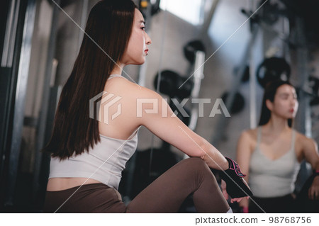 休息的婦女在健身房 98768756