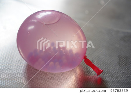 I tried putting Puyo Puyo ball ingredients in a water balloon. I wonder what will happen 98768889