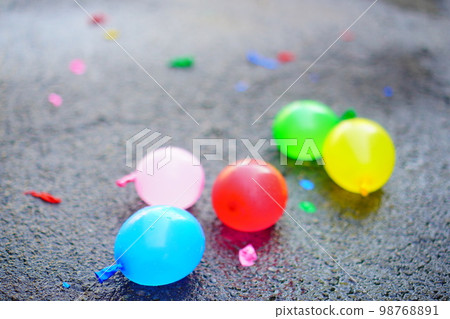 The water balloon that I played with my children during summer vacation. I made a lot of colorful ones. 98768891