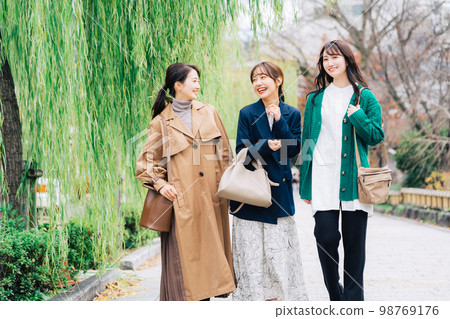 three women traveling 98769176