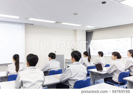 商務人士穿著工作服接受培訓 98769598