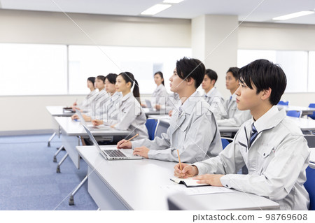 商務人士穿著工作服接受培訓 商務人士穿著工作服接受培訓 98769608
