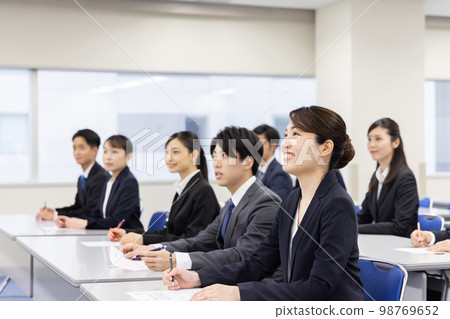 參加研討會的商人 參加研討會的商人 98769652