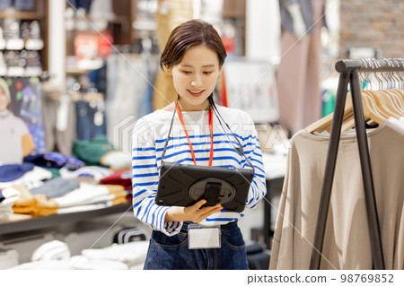 服裝店店員管理庫存 服裝店店員管理庫存 98769852