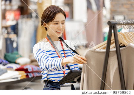 服裝店店員管理庫存 服裝店店員管理庫存 98769863