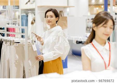 喜歡在服裝店購物的女人 98769872