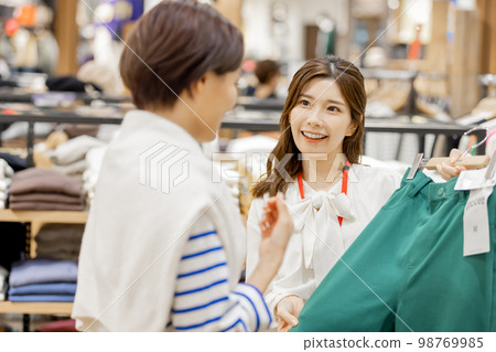 服裝店員推薦新衣服 服裝店員推薦新衣服 98769985